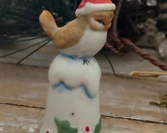 vintage, Enesco, dé à coudre avec oiseau sur la neige, coiffé d'un bonnet de Noel et paré de houx