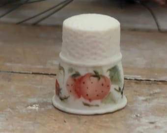 Dé à coudre en porcelaine, porcelaine, fraises peintes à la main, Denver, CO, signé Sonya '82