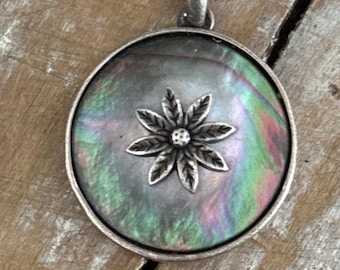 Pendentif rond en nacre, irisé avec monture en argent et centre floral