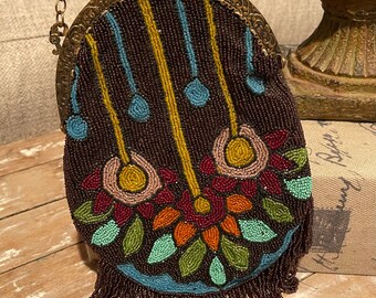 Porte-monnaie perlé début des années 1900 : motif floral ovale, doublure en soie, miroir