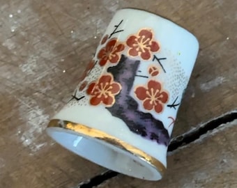 Rare, dé à coudre Kutani, peint à la main, floral japonais avec des accents d'or
