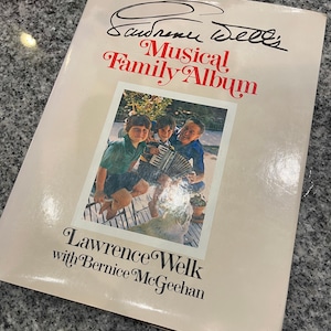 Álbum musical familiar de Lawrence Welk, libro de tapa dura, publicado en 1977, segunda edición, encuadernado en cuero