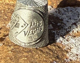 Dé à coudre Las Vegas rare en étain avec carte As de carreau à l'avant