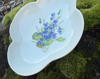 Plat ancien en porcelaine festonné avec violettes, Rochard, Limoges, France, peint à la main