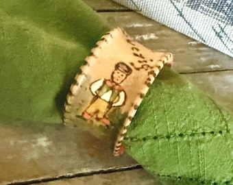 Un porte-serviettes suédois, Minne fran Sverige, peint à la main et brûlé sur bois.