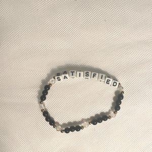 Bracelet de perles Hamilton Musical Satisfied • Bracelet de perles avec lettres • Cadeau pour comédie musicale