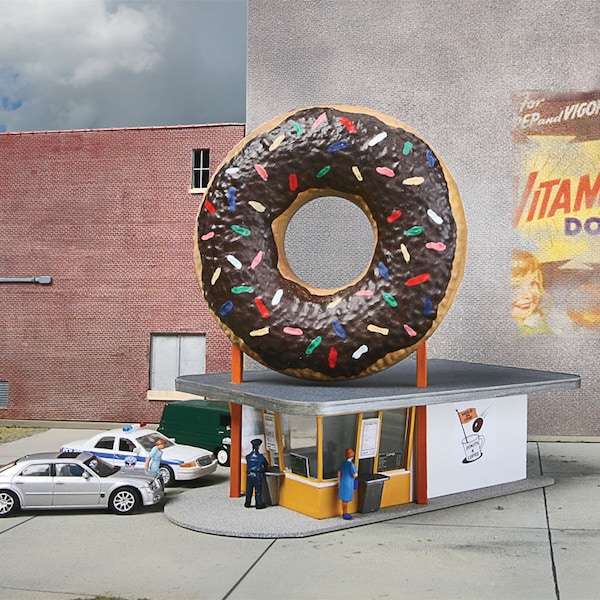 Walthers Cornerstone 1/87 HO Scale Hole-In-One Donut Shop w/ Large Rooftop Donut, Easy-To-Build Structure Kit 933-3768