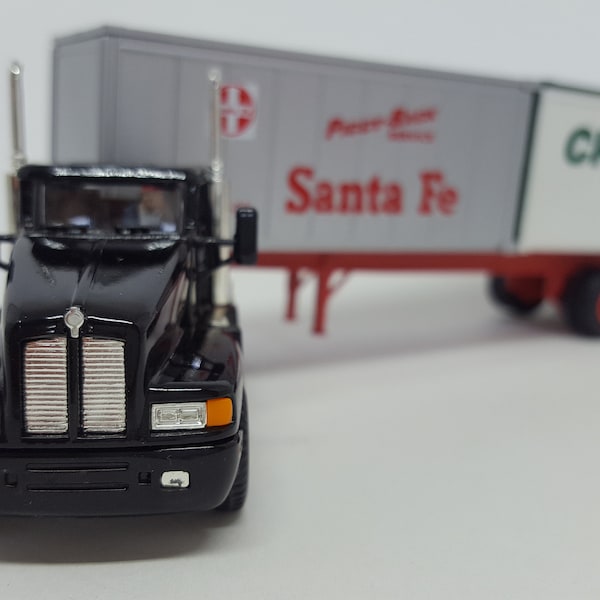 Model Power 22003 1:87 HO Scale SH Tractor with Two 20' Containers Atsf Santa Fe CP Ships Black Trailer Truck, Included Handpainted Driver