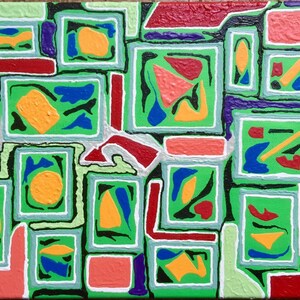 Op de afbeelding: Abstract schilderij met een geometrisch ontwerp. Het schilderij heeft een verscheidenheid aan kleuren, waaronder groen, rood, oranje, geel, blauw en zwart. De vormen zijn gerangschikt in een rasterpatroon, wat een gevoel van orde en chaos creëert.