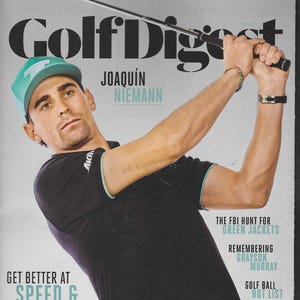 Może przedstawiać: Okładka czasopisma przedstawiająca zawodowego golfistę, Joaquína Niemanna, zamachującego się kijem golfowym. Tekst na okładce brzmi "Golf Digest" i "Get Better at Speed & Contact".