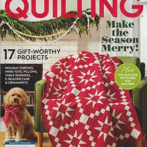 Könnte beinhalten: Better Homes & Gardens American Patchwork & Quilting Magazin-Cover mit einem rot-weißen Sternen-Quilt auf einem grünen Sessel, einem kleinen Hund mit roter Karo-Schleife und Text, darunter 17 Gift-Worthy Projects und Make the Season Merry.