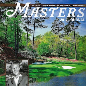 以下が含まれることがあります： 2017年マスターズトーナメントのジャーナルの表紙は、池と木々のある緑のゴルフコースが描かれています。表紙の上部には「MASTERS 2017 JOURNAL」の文字があります。アーノルド・パーマーの写真が左下にあり、写真の真下には「WE REMEMBER ARNOLD PALMER "THE KING"」の文字があります。左下には「AUGUSTA NATIONAL GOLF CLUB」の文字があります。右下には「AUGUSTA, GEORGIA APRIL 3RD - 9TH」の文字があります。マスターズトーナメントのロゴが右下にあります。