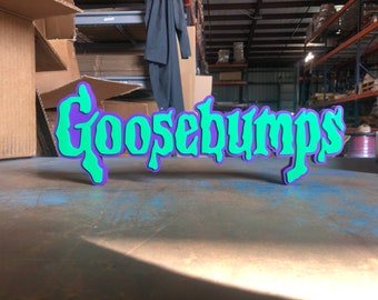 Peut inclure: Un panneau Goosebumps vert et violet avec un effet 3D. Le panneau est en mousse et a un effet de goutte à goutte.