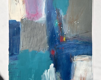 Può includere: Dipinto astratto con un mix di colori tra cui blu, grigi, rosa e bianchi. L'opera presenta pennellate strutturate ed elementi stratificati, creando una composizione dinamica ed espressiva. Il dipinto è su sfondo bianco.