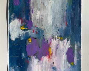 Può includere: Dipinto astratto con un mix di colori. L'opera presenta uno sfondo blu scuro con pennellate bianche, viola, gialle e rosse. Il dipinto è montato su un passe-partout bianco.