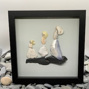 Pebble Art Familie, Pebble Art Drei Mädchen, Schwestern Pebble Art, gerahmtes Muschelgeschenk für Schwester, handgemachte Pebble Art Ladies, drei Damen