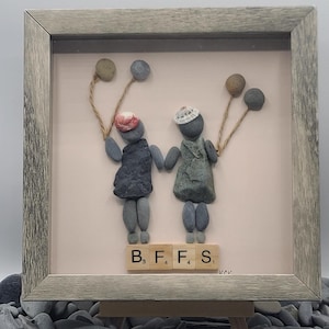 Pebble Art Freunde, Stein Kunst Geschenk, Rock Art Mädchen, gerahmte Kieselstein Schwestern, Rock Kunst Freundschaft Geschenk, Pebble Art Besties, Schwestern Bild