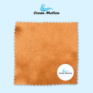 Puede incluir: Un juego de tres cuencos de cerámica apilables en tamaños graduados. Los cuencos son blancos con un acabado moteado y texturizado y un borde ligeramente ensanchado. El cuenco más grande mide unos 20 cm de diámetro.