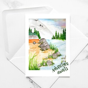 Tarjetas de felicitación con sobres con la frase "Aventura, acampada, bosque, autocaravana y escena de acuarela"
