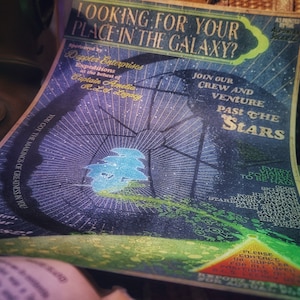 Puede incluir: Un p&oacute;ster de estilo vintage con una combinaci&oacute;n de colores azul y verde. El p&oacute;ster anuncia una expedici&oacute;n de viaje espacial con el texto "LOOKING FOR YOUR PLACE IN THE GALAXY?" y "JOIN OUR CREW AND VENTURE PAST THE STARS".