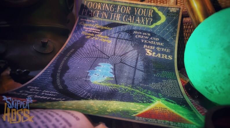 Puede incluir: Un p&oacute;ster de estilo vintage con una combinaci&oacute;n de colores azul y verde. El p&oacute;ster anuncia una expedici&oacute;n de viaje espacial con el texto "LOOKING FOR YOUR PLACE IN THE GALAXY?" y "JOIN OUR CREW AND VENTURE PAST THE STARS".