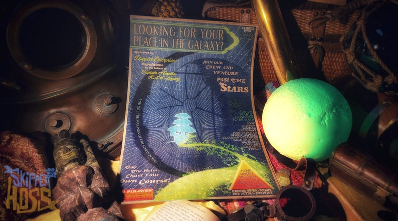 Puede incluir: Un p&oacute;ster vintage con un dise&ntilde;o de carta de estrellas azul y verde. El p&oacute;ster dice "Looking for your place in the galaxy?" y "Join our crew and venture past the stars".
