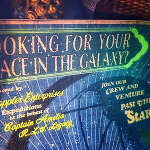 Puede incluir: Un p&oacute;ster de estilo vintage con fondo azul y estrellas blancas. El p&oacute;ster dice "Looking for your place in the galaxy?" y "Join our crew and venture past the stars." Est&aacute; patrocinado por Doppler Enterprises, Expeditions at the behest of Captain Amelia R.L.A. Legacy.