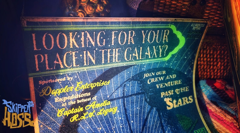 Puede incluir: Un p&oacute;ster de estilo vintage con fondo azul y estrellas blancas. El p&oacute;ster dice "Looking for your place in the galaxy?" y "Join our crew and venture past the stars." Est&aacute; patrocinado por Doppler Enterprises, Expeditions at the behest of Captain Amelia R.L.A. Legacy.