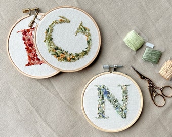 Aro de bordado con monograma inicial personalizado / Letra floral personalizada / Regalo de bordado