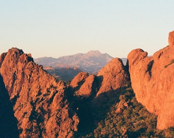 Cima de la Montaña Roja - Fotografía en película de 35 mm en Arizona - Impresión fotográfica de arte mural de Red Rocks