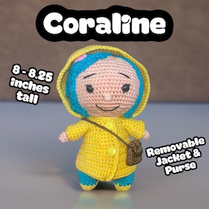 Coraline Häkelpuppe niedlichen abnehmbare Jacke und Handtasche Tasche gelb blau regen Cartoon Charakter Wichtelkatze unheimlich Knöpfe Streifen T-Shirt Kind Erwachsener