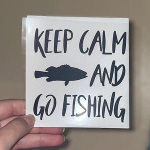 Blijf kalm en ga vissen sticker vinyl sticker permanent gemakkelijk verwijderbaar schattig eenvoudig stop verkeer auto voertuig vrachtwagen jeep kinderen boot vis