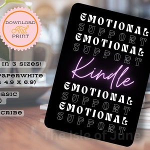 Op de afbeelding: Zwart-witte Kindle-schermbeveiliging met de tekst "EMOTIONAL SUPPORT" die vier keer wordt herhaald. Het woord "Kindle" is geschreven in roze neonletters. De hoes is verkrijgbaar in drie maten: Kindle Paperwhite (11e generatie 4,9 x 6,9 cm), Kindle Basic (4,3 x 6,2 cm) en Kindle Scribe (7,7 x 9 cm).