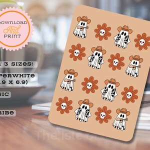 Op de afbeelding: Een digitaal afdrukbaar vel met een patroon van cowboy-geest-illustraties en oranje bloemen met schedelcentra. De tekst "DOWNLOAD And PRINT" staat bovenaan het vel. De tekst "AVAILABLE in 3 sizes!" staat onder het patroon. De tekst "KINDLE PAPERWHITE (11TH Gen 4.9 x 6.9)" staat onder de tekst "AVAILABLE in 3 sizes!". De tekst "KINDLE Basic (4.3 X 6.2)" staat onder de tekst "KINDLE PAPERWHITE (11TH Gen 4.9 x 6.9)". De tekst "KINDLE SCRIBE (7.7 X 9)" staat onder de tekst "KINDLE Basic (4.3 X 6.2)".