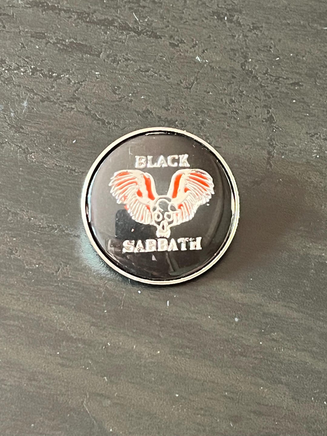 Black Sabbath The End Pin - Offizieller Band Button 4x2,5 Cm