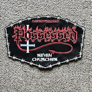 Puede incluir: Parche negro con texto y gráficos rojos y blancos. El parche dice "POSSESSED" en una fuente estilizada, con "SEVEN CHURCHES" debajo. El parche está bordeado con costuras blancas y detalles de alambre de púas.