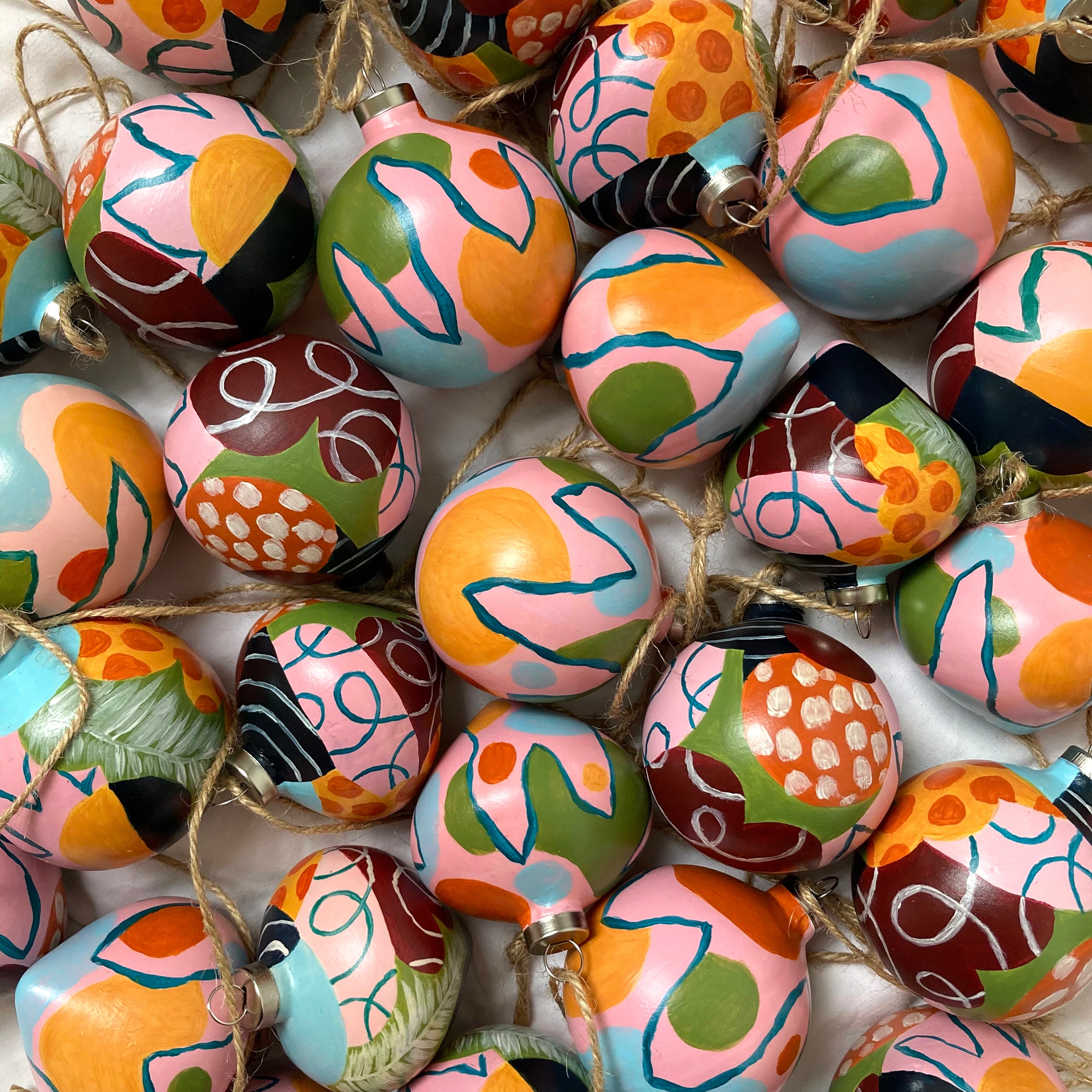 Bauble Festive en Céramique Peinte à La Main, Décoration de Noël, Fait Ficelle Jute Naturelle, Arbre