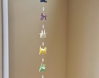 Gru di carta colorata fatta a mano, decorazione da parete o per finestra.