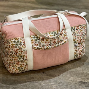 Cadeau bébé /Sac à langer fille double gaze de coton fleurs terracotta camel rose vert tilleul Collection LOUISE Rose