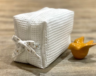 Trousse de toilette bébé nid d’abeille blanc pour sac à langer Collection Côme