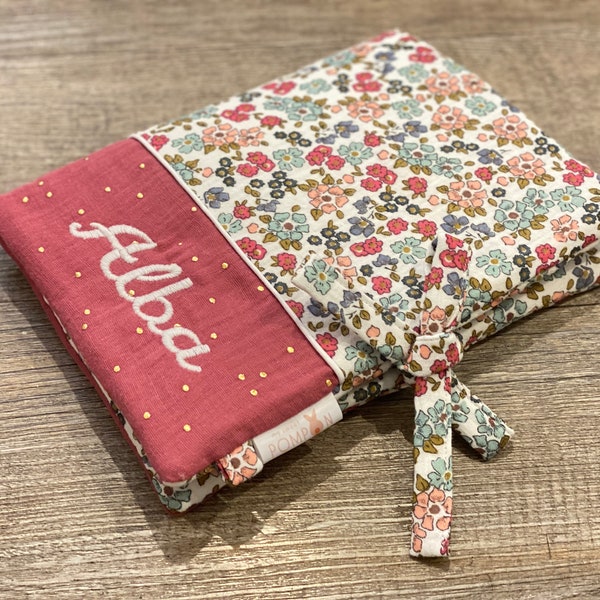 Cadeau bébé personnalisé/ Protège carnet de santé  bébé fille fleurs framboise vert céladon Collection ALBA