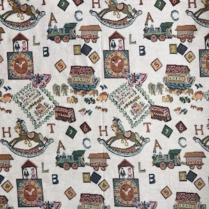 Könnte beinhalten: Cremefarbener Stoff mit einem sich wiederholenden Muster aus Kinderspielzeug und Elementen. Das Design umfasst Schaukelpferde, Züge, Uhren, Häuser und Buchstaben. Die Farbpalette umfasst braune, grüne und blaue Akzente.