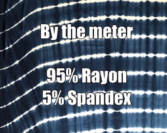 Puede incluir: Tela azul y blanca de tie-dye vendida por metro. La tela es 95% rayón y 5% spandex.