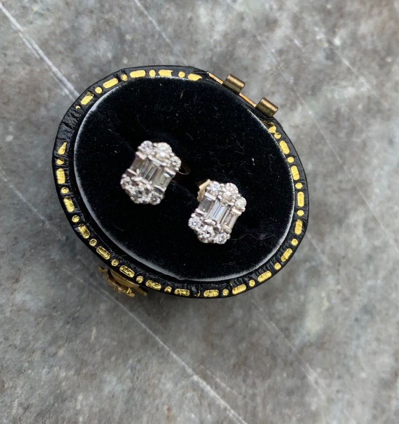 Vintage Baguette Omaha Mall and Round Diamond gold. 18ct SEAL limited product in Earrings
