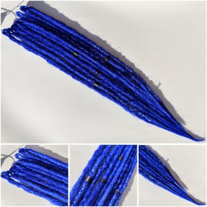 Puede incluir: Un conjunto de rastas sintéticas azules con cuentas plateadas. Las rastas están dispuestas en fila y están listas para ser instaladas.