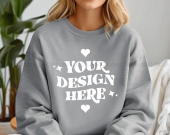 Maqueta de sudadera deportiva gris Gildan 18000 / Maqueta de jersey de cuello redondo gris G180 / Maqueta de modelo / Maqueta de jersey deportivo gris Gildan 18000 / Maqueta de jersey simple en color natural