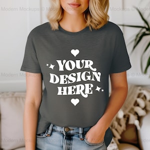 Op de afbeelding: Een antracietgrijs T-shirt met een witte grafische afbeelding waarop "YOUR DESIGN HERE" staat, met twee witte harten aan weerszijden van de tekst.