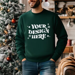 Może przedstawiać: Zielony sweter z nadrukiem "YOUR DESIGN HERE" w białym kolorze. Sweter ma okrągły dekolt i długie rękawy.