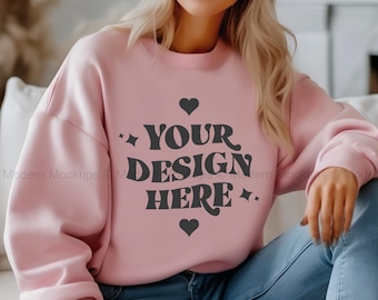 Gildan 18000 Hell Rosa Sweatshirt Mockup, G180 Hell Rosa Rundhals Mockup, Model, Gildan Hell Rosa Pullover, Lässiges Einfaches Alltags Mockup