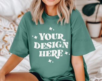 Komfort Farben Hellgrüne Farbe Shirt Mockup, CC1717 Grünes T-Shirt Frau Modell, Sommer Mockup, Trendy Mockup, Grünes T-Shirt Lifestyle Herunterladen